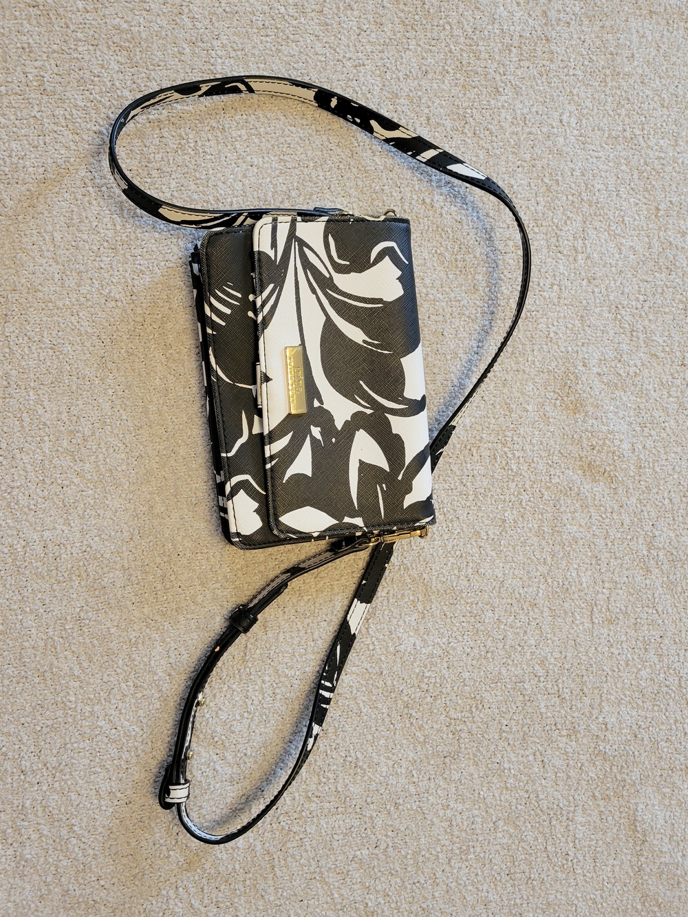 Trina Turk Black & White Floral Zip Wristlet Wallet w/ Wrist Strap, Card Slots